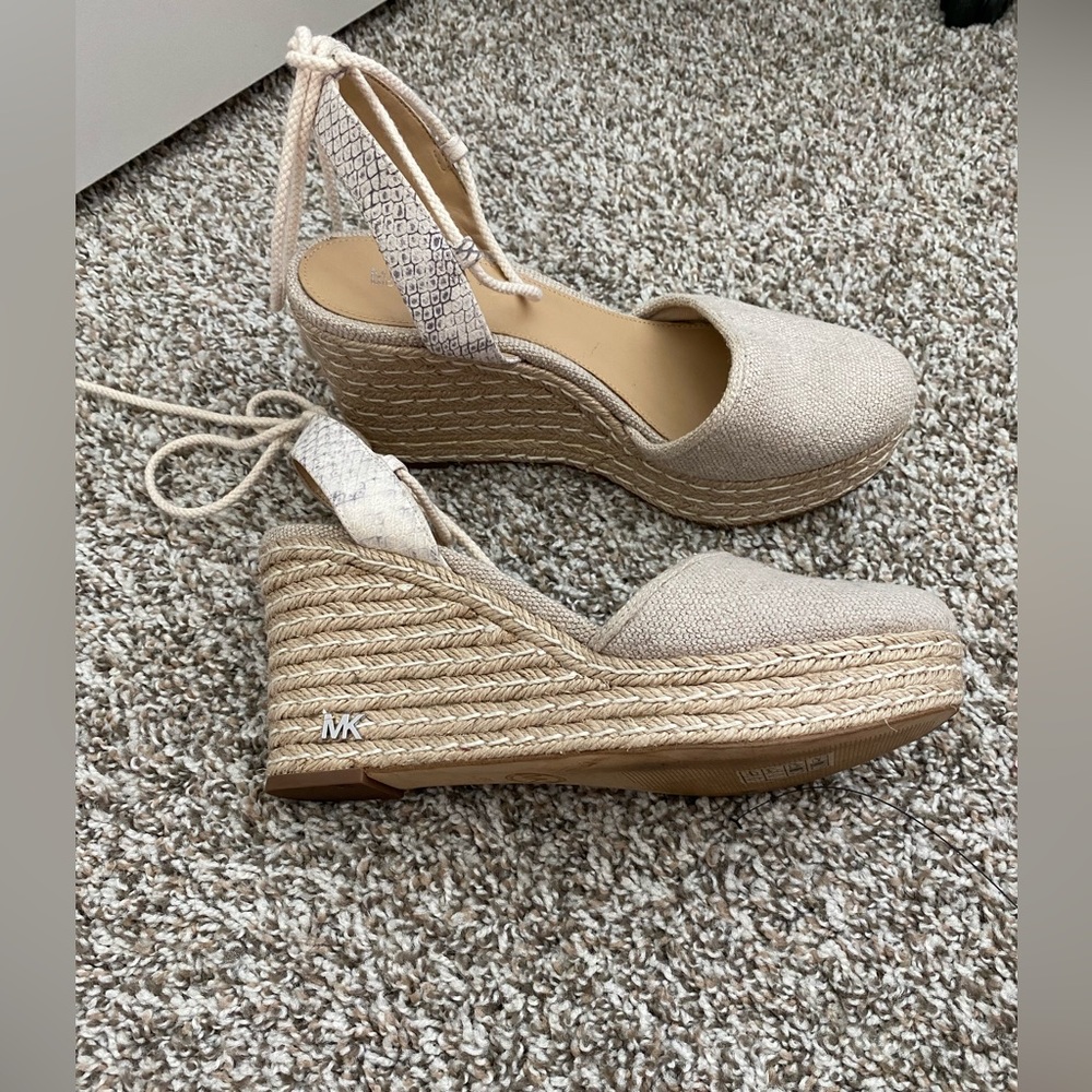 Michael Kors wedge in the color grey, white & tan